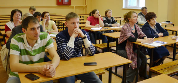 Заинтересованная аудитория внимательно слушает доклад П.К. Петрова